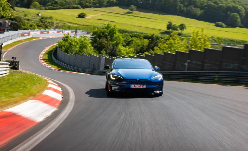 Das Tesla Model S Plaid Track Package legt eine Rundenzeit von 7:25,231 auf dem Nürburgring fest