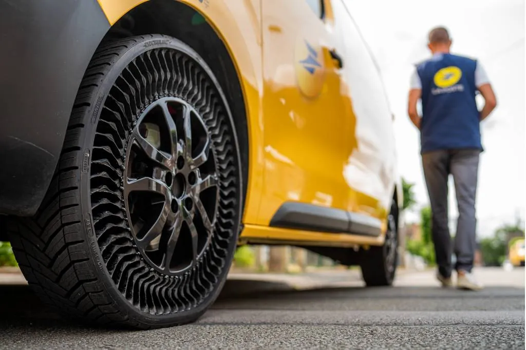 Michelin Uptis Airless-Reifen auf französischem Postwagen