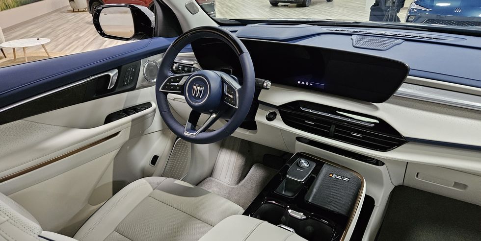 2025 Buick Enclave mit blau-weißem Innenraum