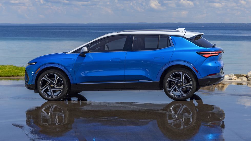 2024 Chevrolet Equinox EV 3lt in Riptide-Blau, geparkt vor einem See