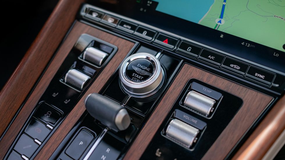 Aston Martin-Stereoanlage mit grünem Bildschirm