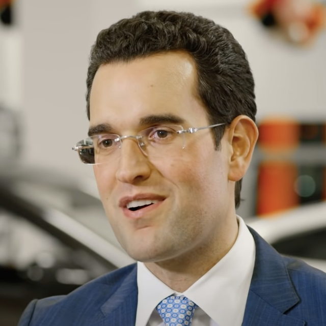 Eric Frehsee, Präsident von Tamaroff Motors, in Anzug und Krawatte